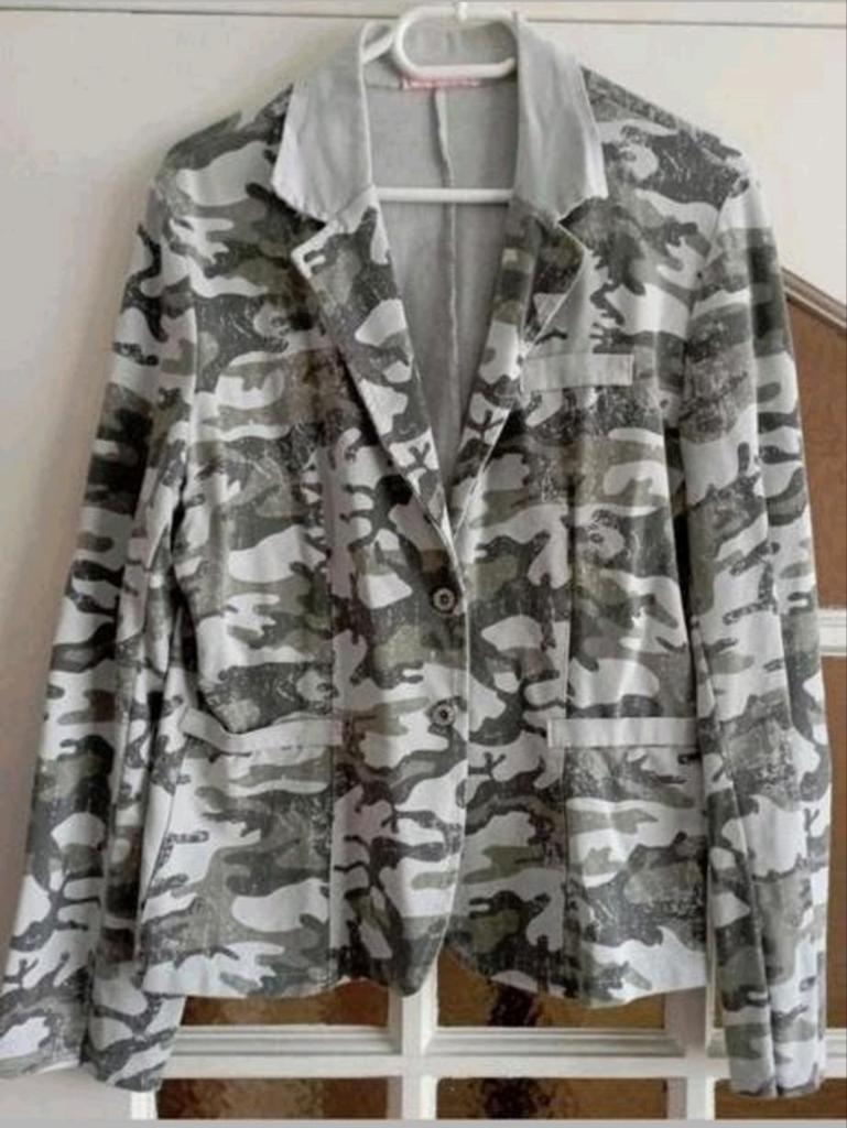 Camouflage jasje XXL tricot
Op de ellebogen zit een applicat, Kleding | Dames, Jasjes, Kostuums en Pakken, Maat 42/44 (L), Nieuw