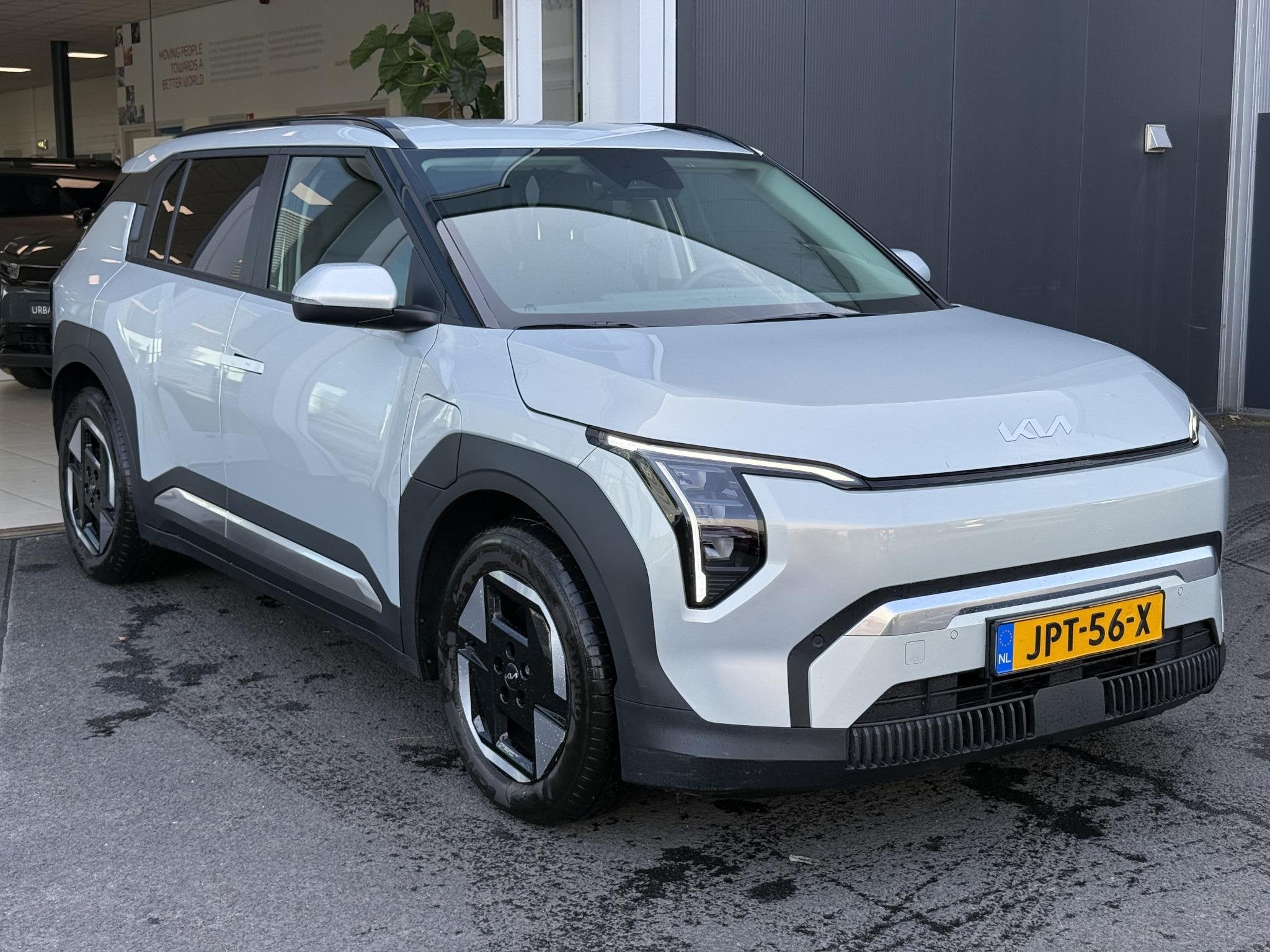 Kia EV3 Plus 81.4 kWh | Dodehoekdetectie| Stoel/stuurverwarm, Stof, Origineel Nederlands, 204 pk, 1000 kg