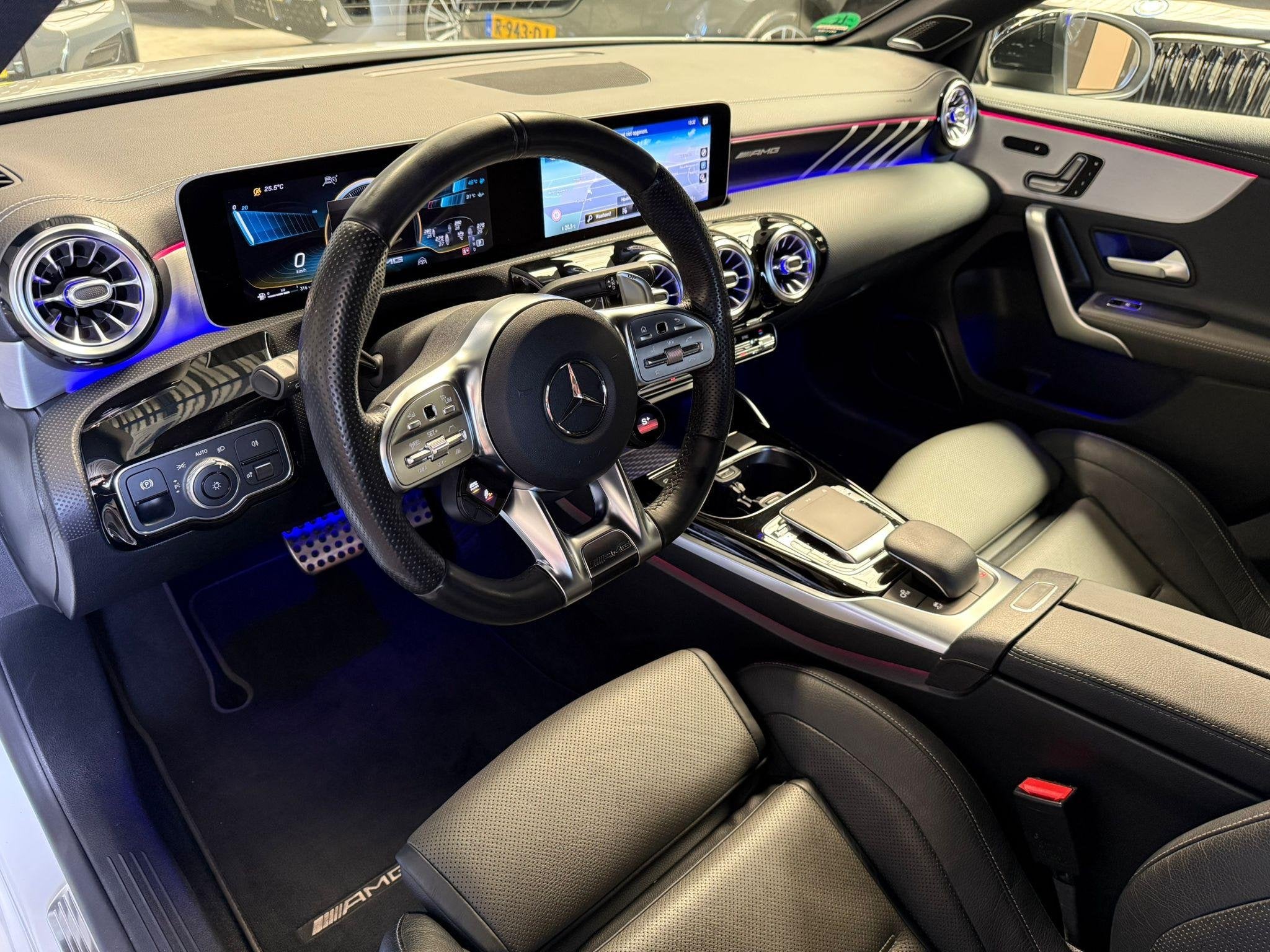 Mercedes-Benz A-klasse AMG 35 4MATIC schaalst Aero pakket Bu, Auto's, Mercedes-Benz, Automaat, Euro 6, 4 cilinders, Leder en Stof