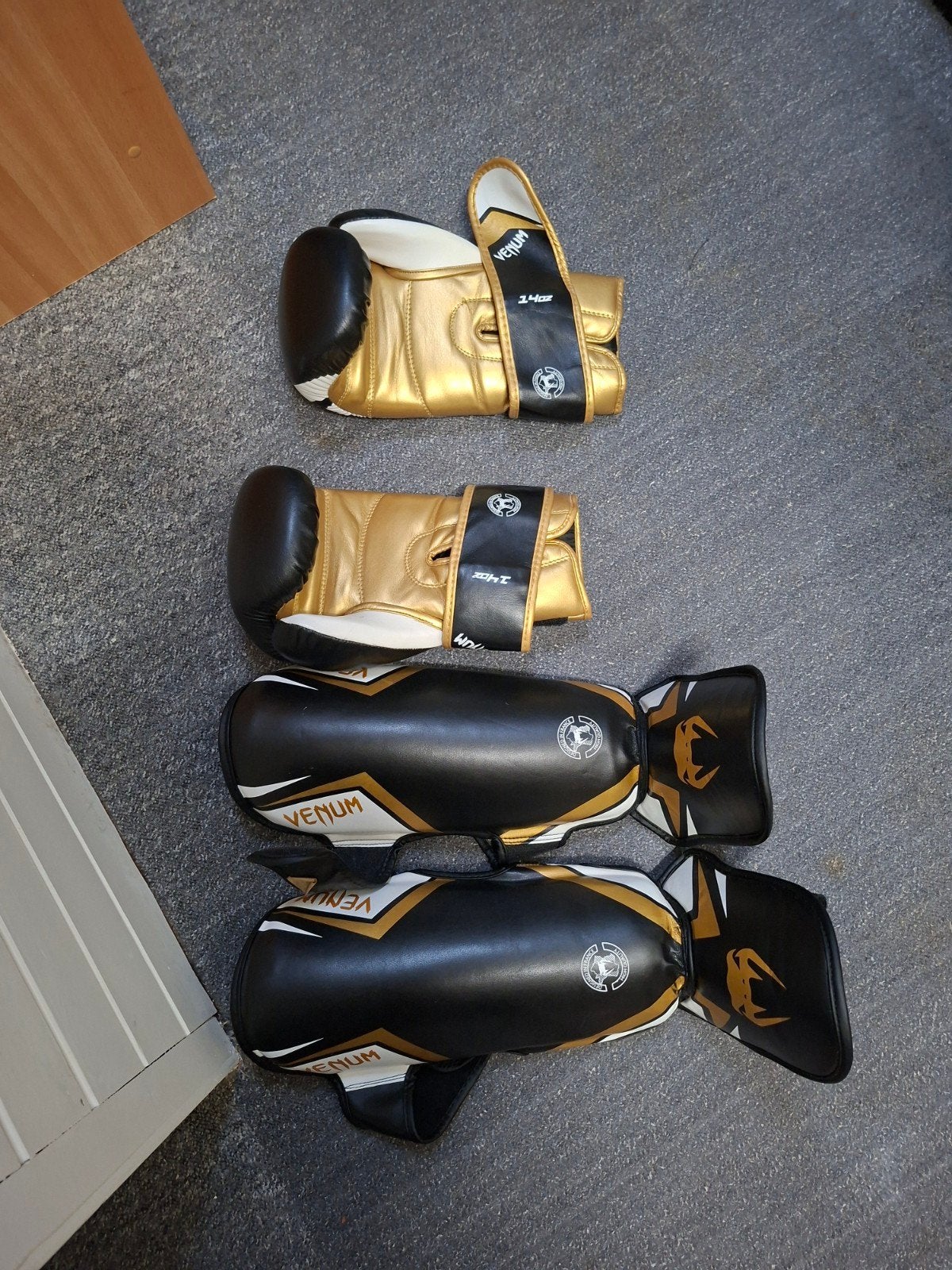 Venum bokshandschoenen en scheenbeschermers, Maat XS of kleiner, Ophalen, Gebruikt, Overige