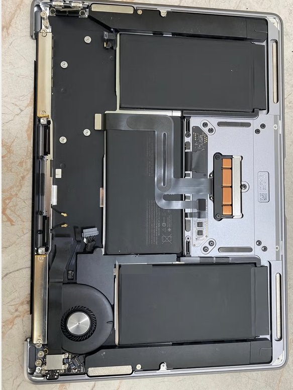 Foto 3 van macbook 2020 original battery+toetsenbord+trackpad+USB-C