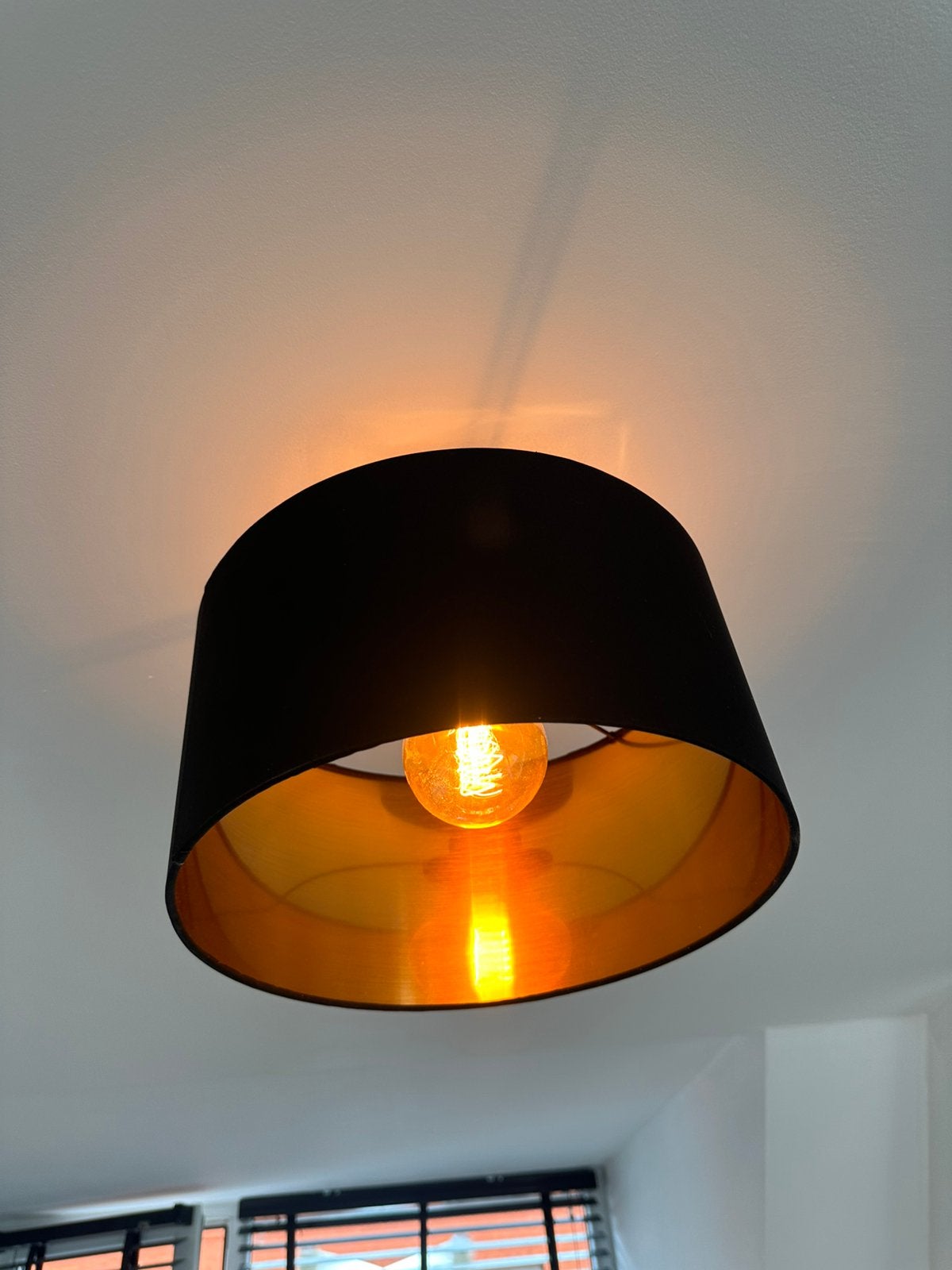 Plafond lamp zwart en goud met bolletje bijna nieuw, Ophalen, Zo goed als nieuw