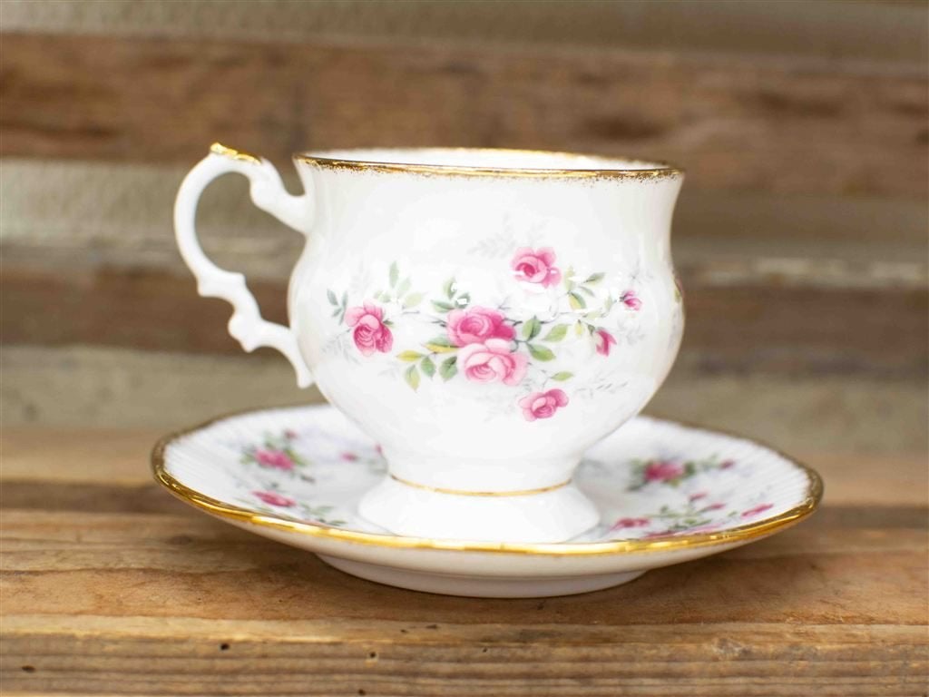 Elisabethan staffordshire porseleinen kop en schoteltje 3792, Ophalen of Verzenden, Gebruikt, Aardewerk, Bord(en)