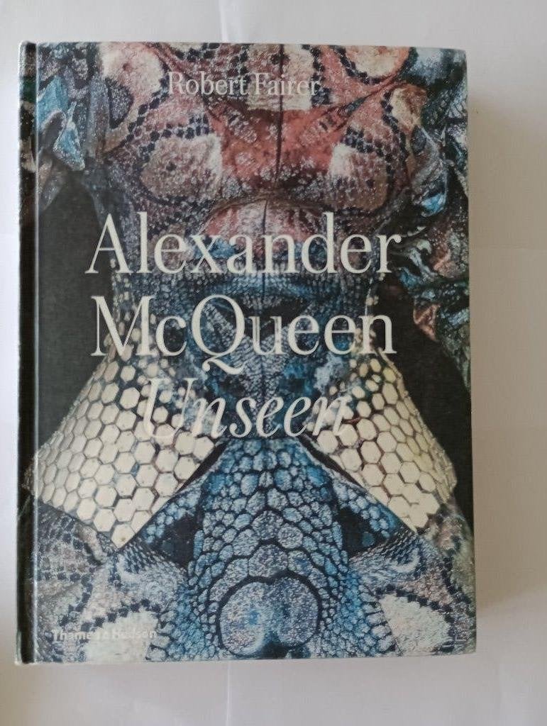ALEXANDER McQUEEN  UNSEEN Thames & Hudson 2016  352 pages, Diverse auteurs, Ophalen of Verzenden, Zo goed als nieuw, Couturiers