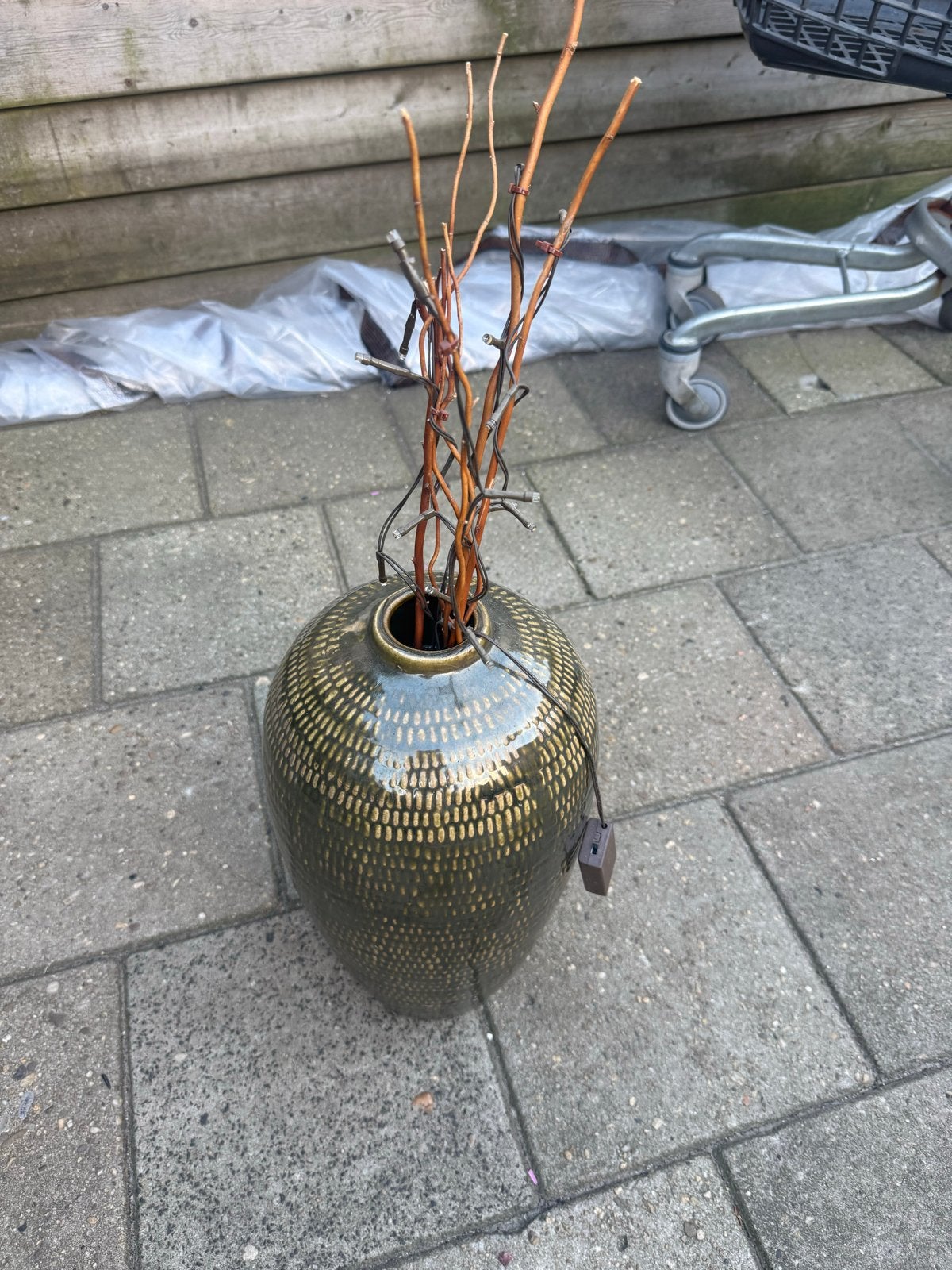 Grote decoratieve vaas met verlichting en takken, Huis en Inrichting, Ophalen, Gebruikt, Met patroon/structuur, Steen/keramiek