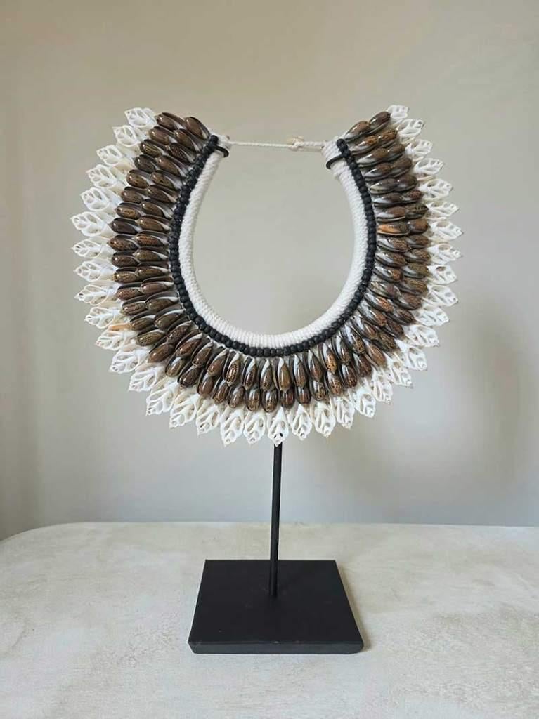 Schelpenketting op standaard Cantik uit Bali, Ophalen of Verzenden, Tropical home, 6951nk, Nieuw