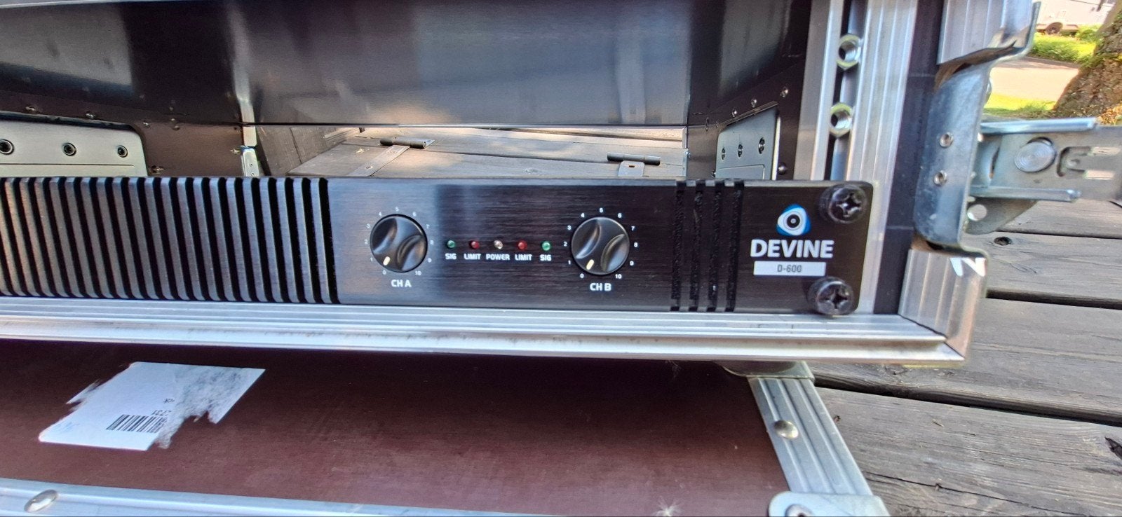 PA Versterker Devine  D-600 Klasse D 2x 540W in Flightcase, Ophalen of Verzenden, Gebruikt, 500 tot 1000 watt, P.A.