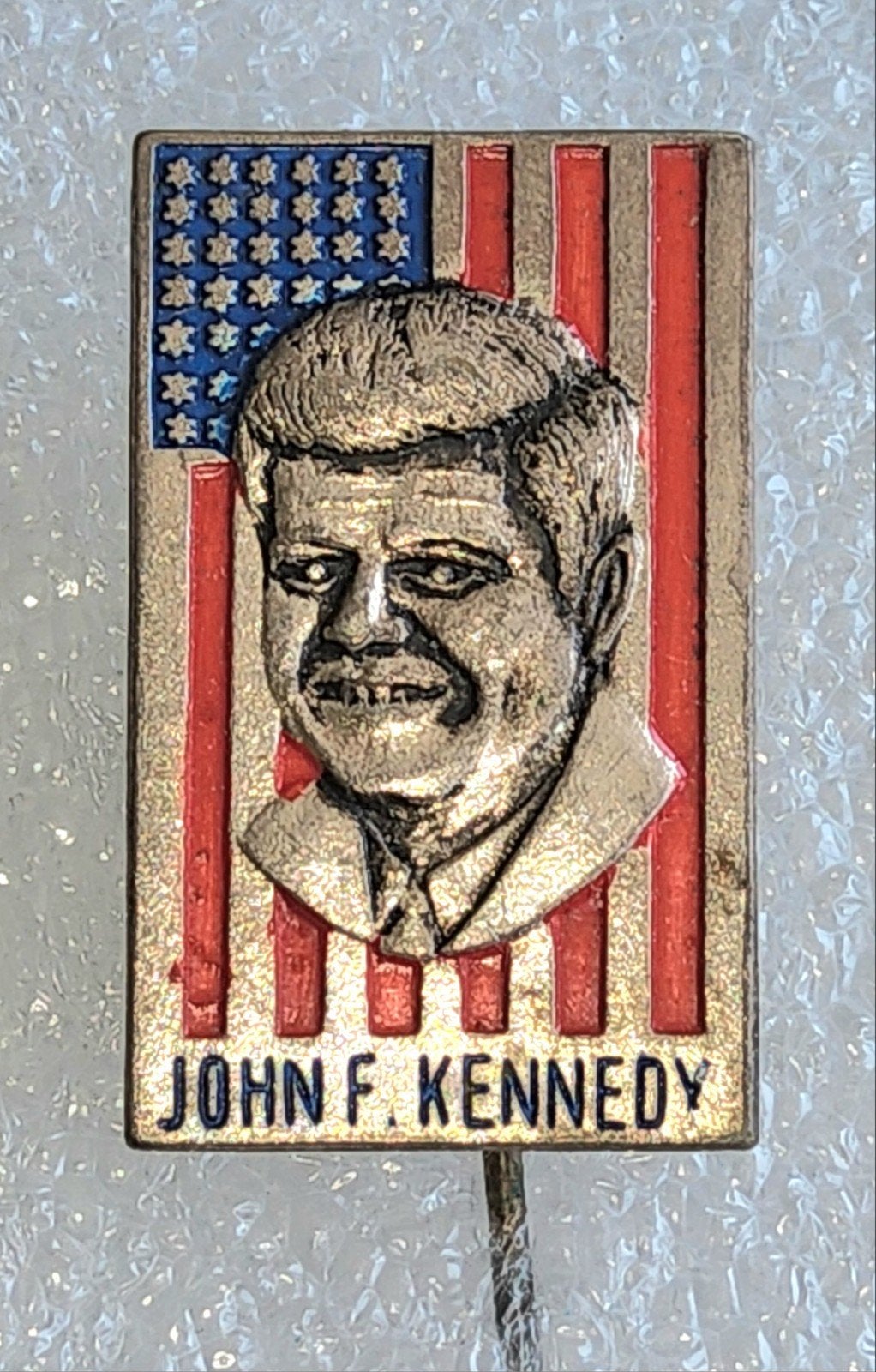 Speldje John F. Kennedy met Amerikaanse vlag, Verzamelen, Ophalen of Verzenden, Gebruikt, Overige onderwerpen, Speldje of Pin