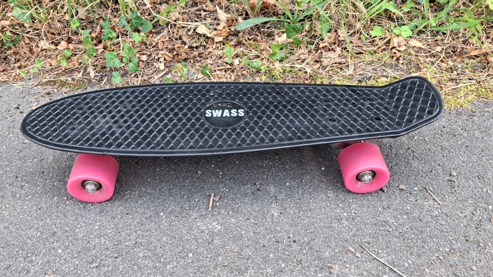 Swass Vinyl Cruiser Skateboard - Zwart met roze wielen, Ophalen of Verzenden, Gebruikt, Skateboard