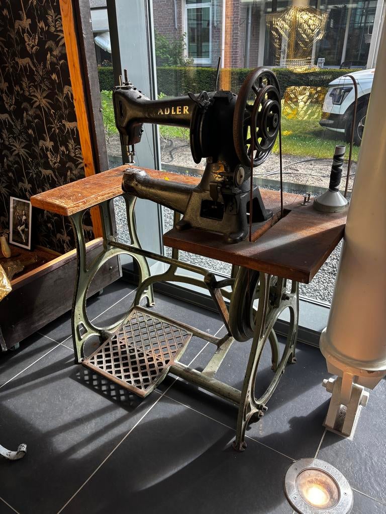 Antieke, zware Adler leernaaimachine met onderstel, Ophalen