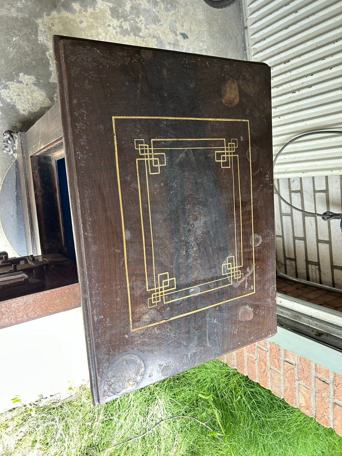Antieke kluis met messing beslag en leeuwenpoten, Antiek en Kunst, Antiek | Meubels | Kasten, Ophalen of Verzenden