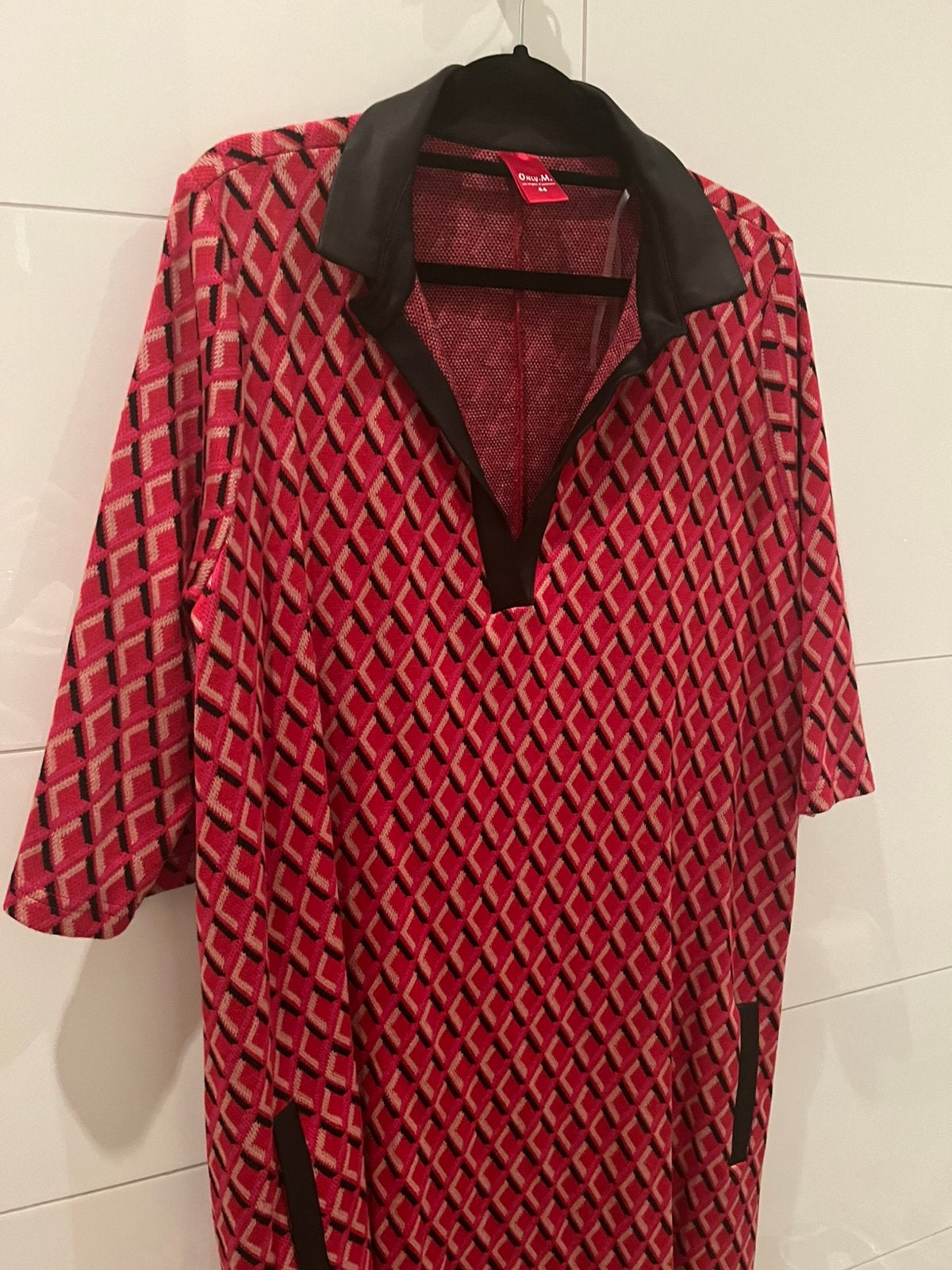 Only-M Jurk Rood/Zwart met 'nep leer' details Maat 44, Maat 46/48 (XL) of groter, Nieuw, Ophalen of Verzenden, Knielengte