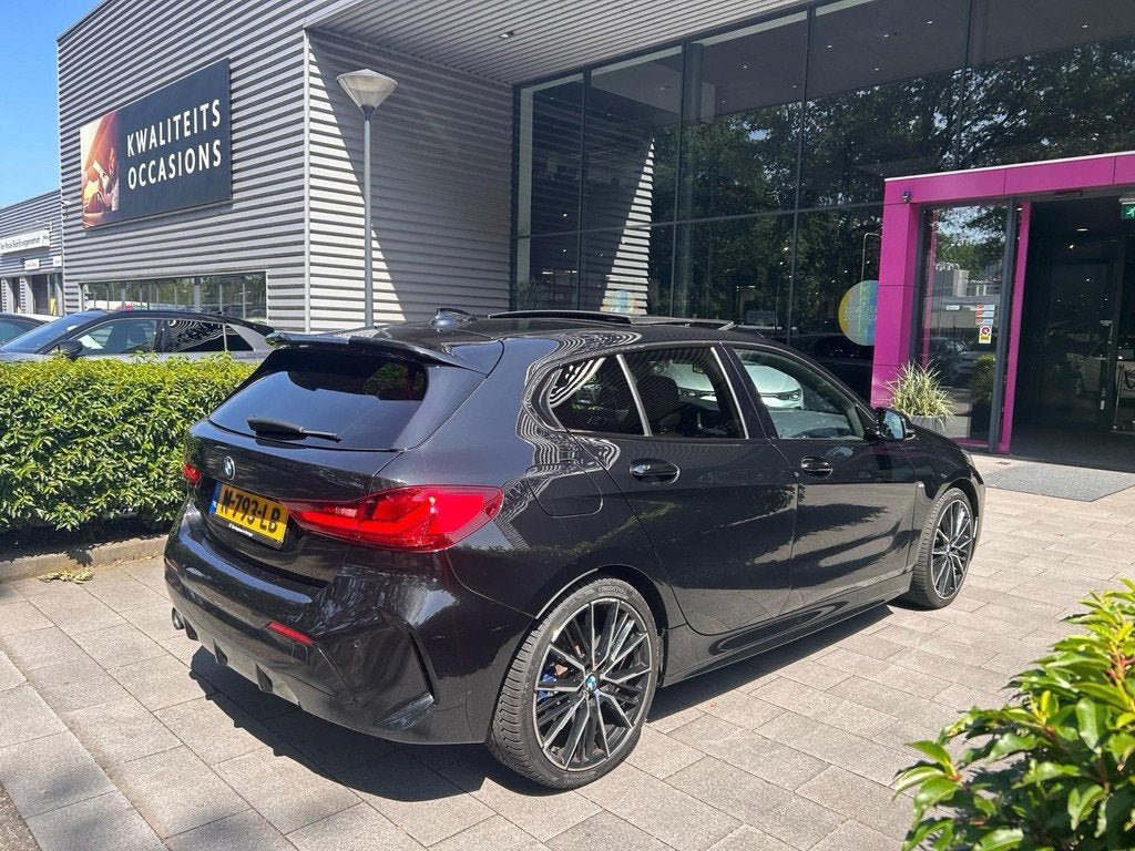 BMW 1-serie 118i High Executive Edition | WORDT VERWACHT | A, Auto's, BMW, 12 maanden, 136 pk, Gebruikt, Zwart