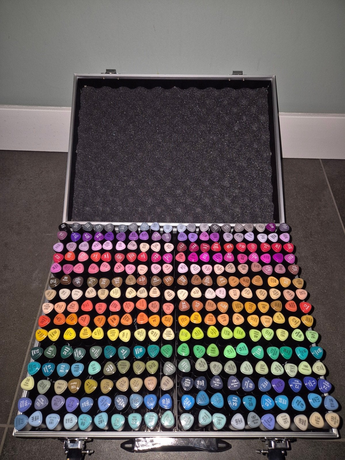 NIEUW 300 Alcohol Twin Markers in Koffer, Hobby en Vrije tijd, Tekenen, Ophalen of Verzenden, Nieuw, Potlood of Stift