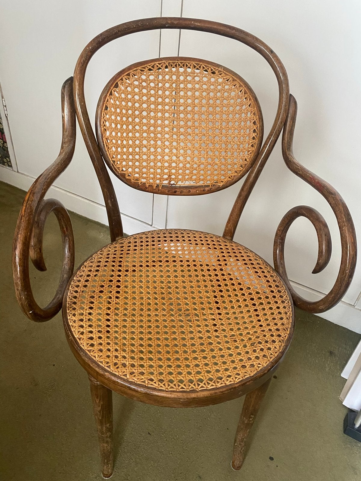4 Thonet stoelen met armleuningen en rieten zitting!, Ophalen, Gebruikt, Bruin