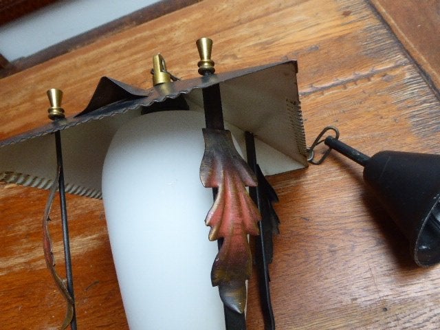 Vintage smeedijzeren hang lampje met opaline glas, Ophalen of Verzenden