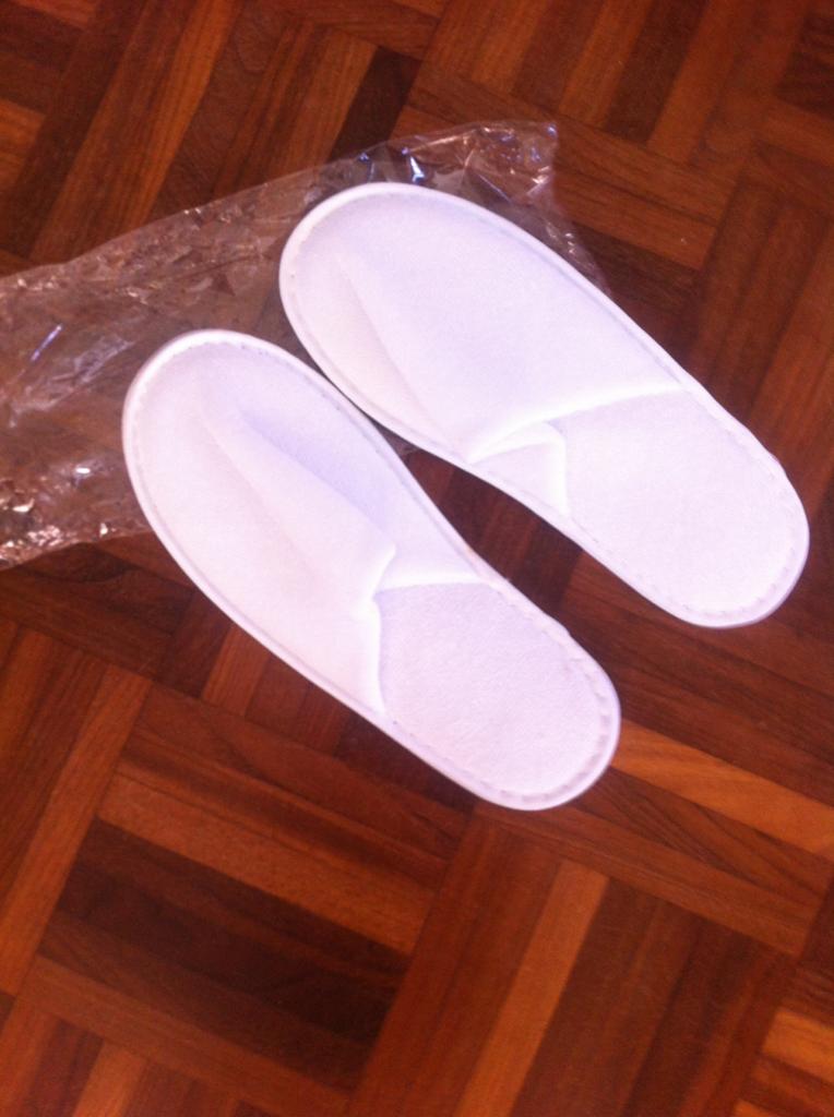 Nieuwe witte /zwarte badstof slippers mt 41pr. Per stuk, Ophalen of Verzenden, Nieuw, Wit