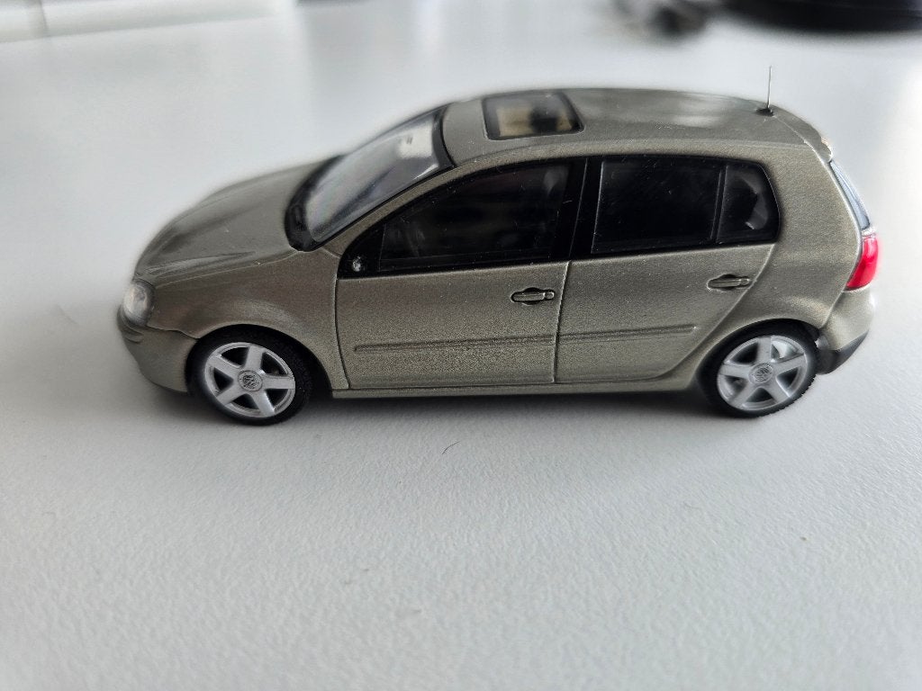Volkswagen Golf 2004, 5 deurs 1/43, Hobby en Vrije tijd, Modelauto's | 1:43, Ophalen of Verzenden, Gebruikt, Auto, Overige merken
