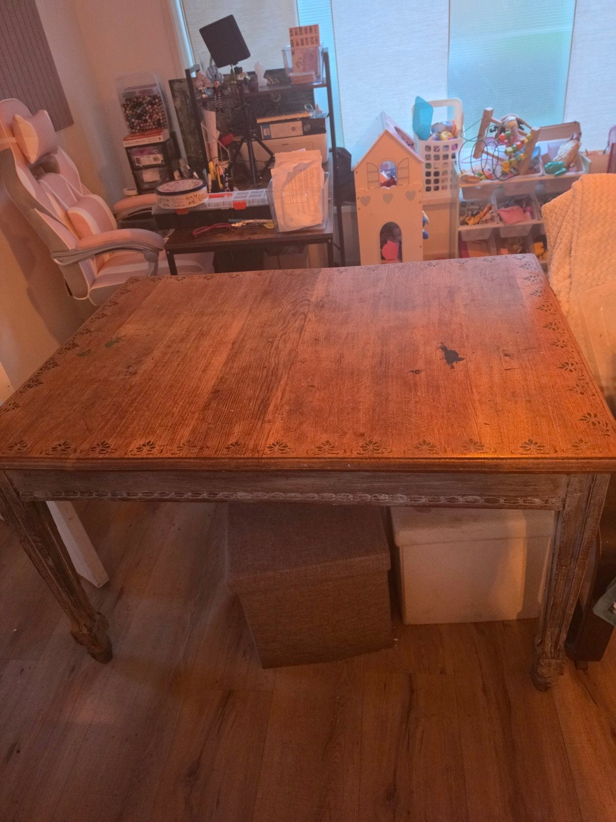 Antieke houten tafel met decoratieve rand, Ophalen