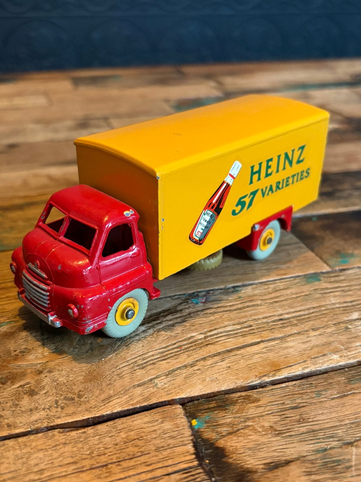 Dinky toys  923 Big Bedford Heinz fles deels gerestaureerd, Ophalen of Verzenden, Zo goed als nieuw, Bus of Vrachtwagen, Dinky Toys