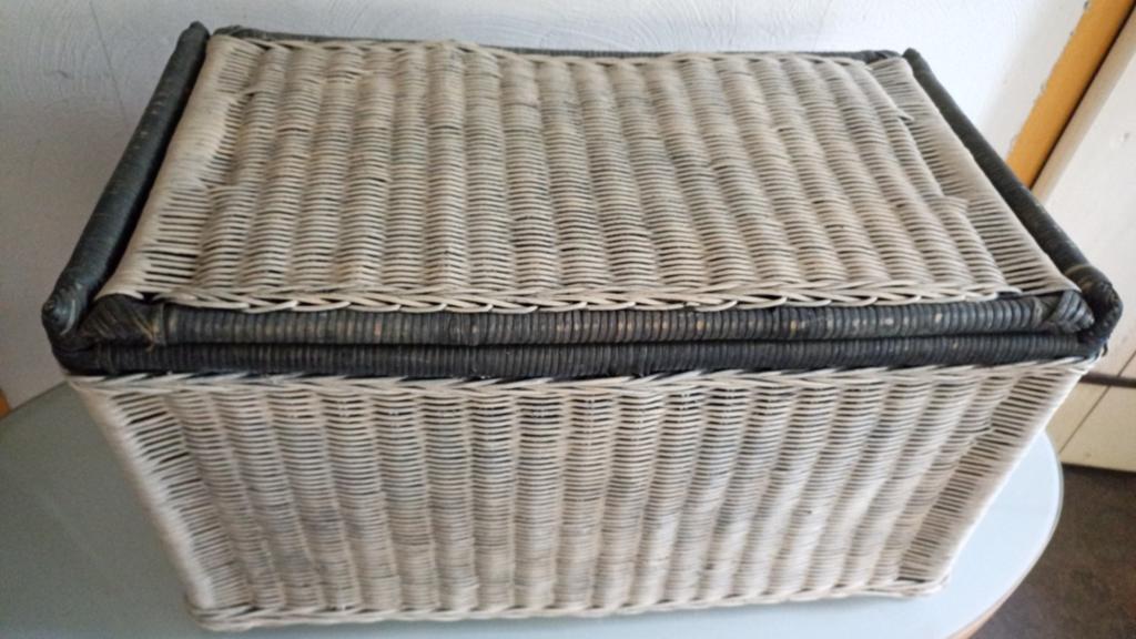 Rieten mand / dekenkist - Wit met zwart accent, Huis en Inrichting, Woonaccessoires | Kisten, Overige materialen, Minder dan 50 cm