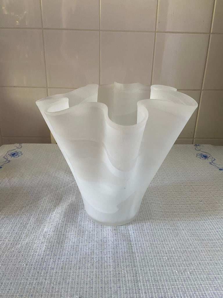 Tulpen vaas / waaiervaas / zakdoekvaas - Design wit marmer, Ophalen of Verzenden, Gebruikt, Wit, Glas