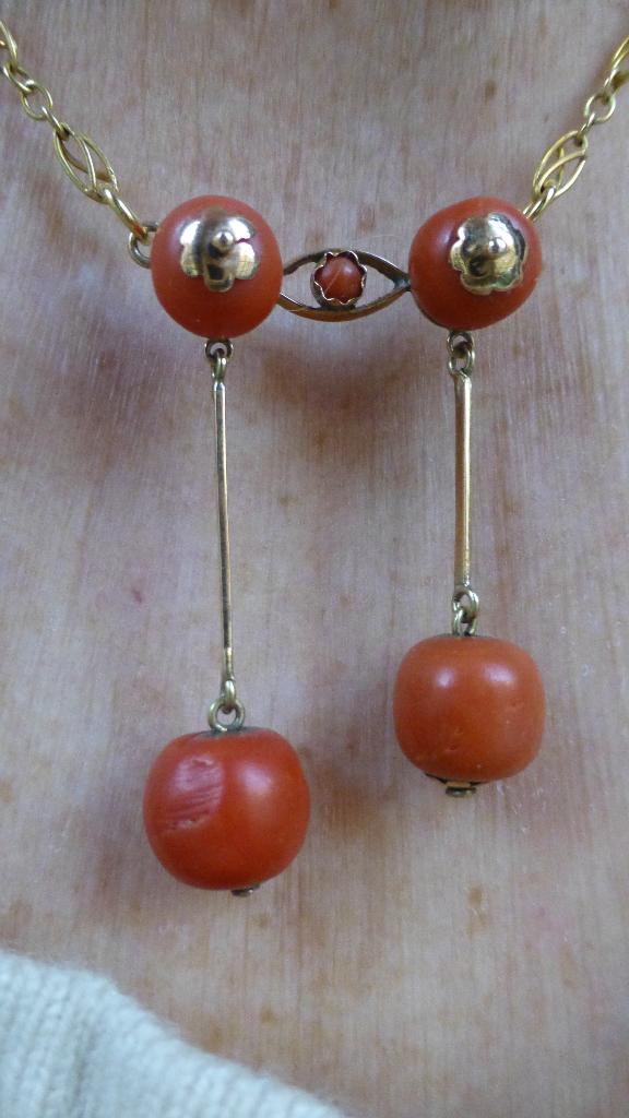 Antiek 18kt Gouden Collier vasteHanger Pampels Bloedkoraal, Verzenden, Goud, Ketting, Met edelsteen