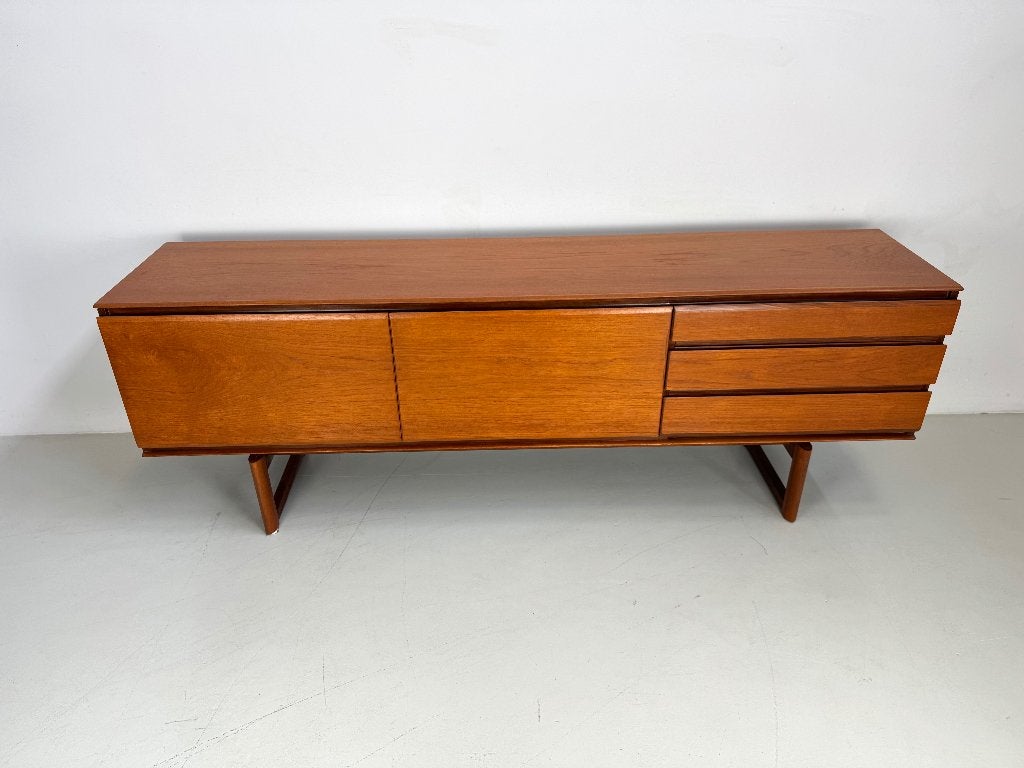 Foto 2 van Vintage dressoir White and Newton