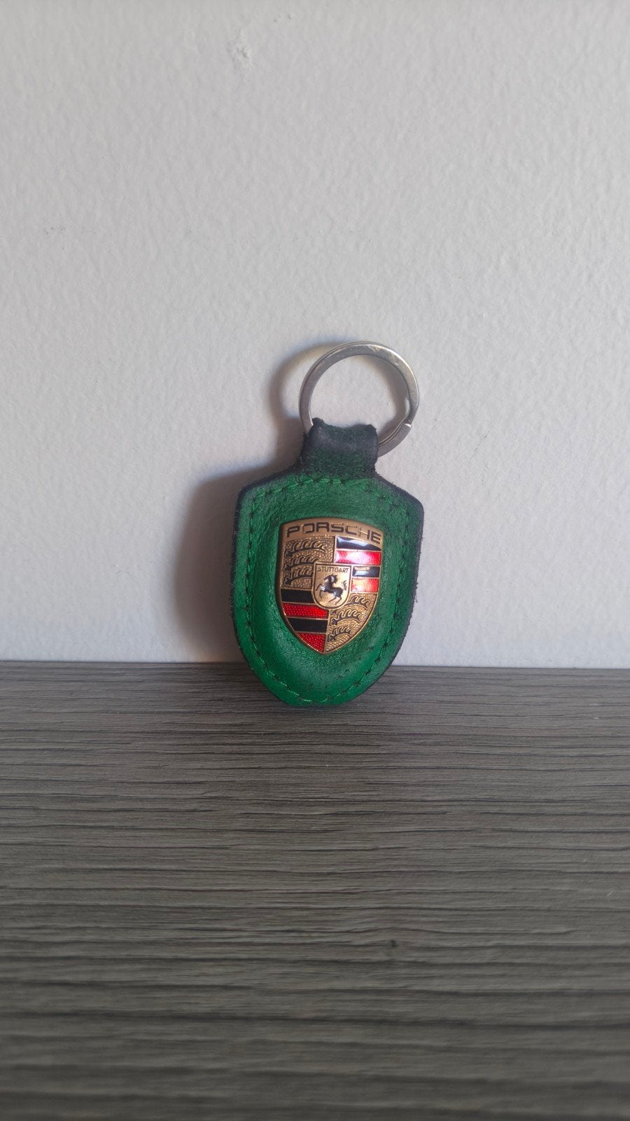 Porsche sleutelhanger - Groen leer met logo, Verzamelen, Sleutelhangers, Verzenden, Zo goed als nieuw, Merk