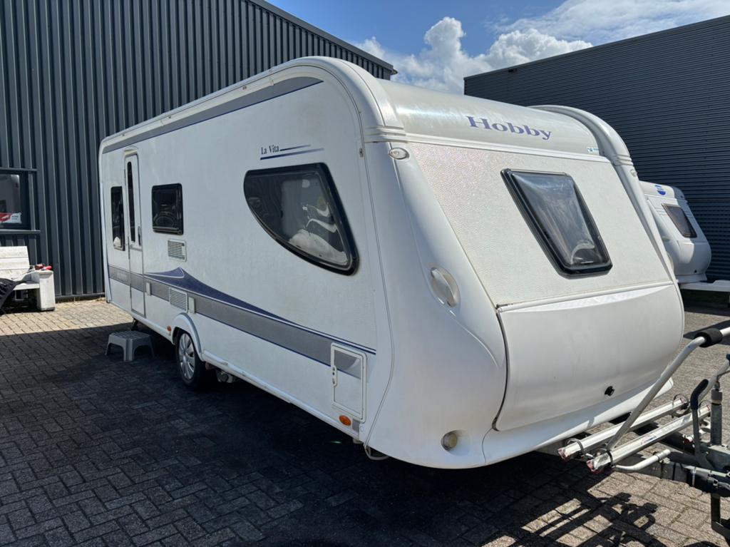 Hobby 560 KMFE La Vita (2012) met mover en luchtvoortent, Caravans en Kamperen, Rondzit, Hobby, Bedrijf, Schokbreker