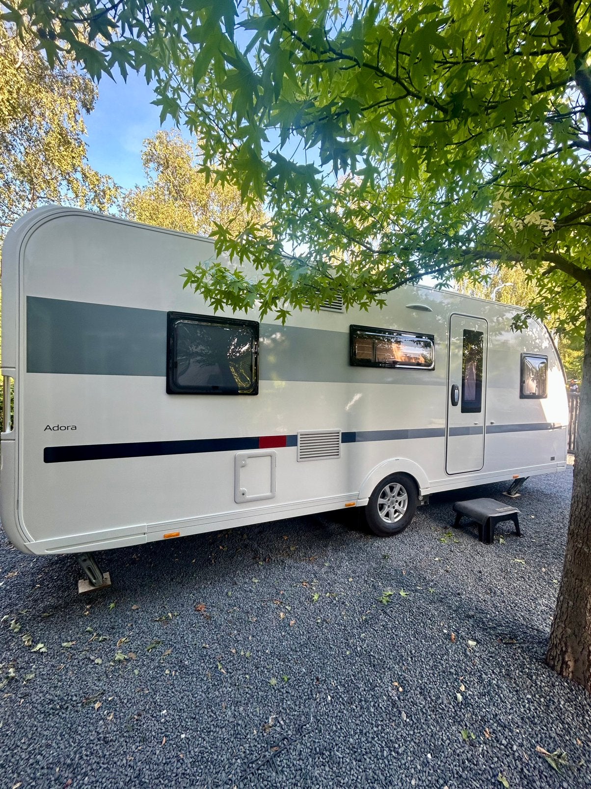 Adria Adora 573 PT (2021) – stapelbed, airco, mover, douchen, Rondzit, Vast bed, Particulier, Ringverwarming
