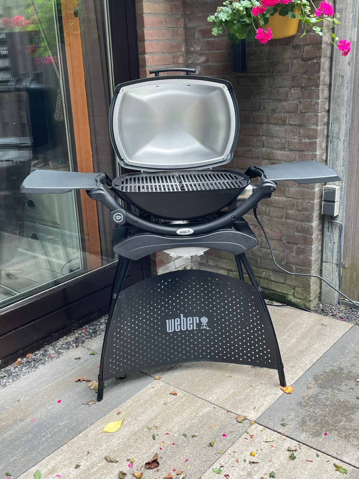 Weber Q2400 elektronische bbq met onderstel - ZGAN, Ophalen, Zo goed als nieuw