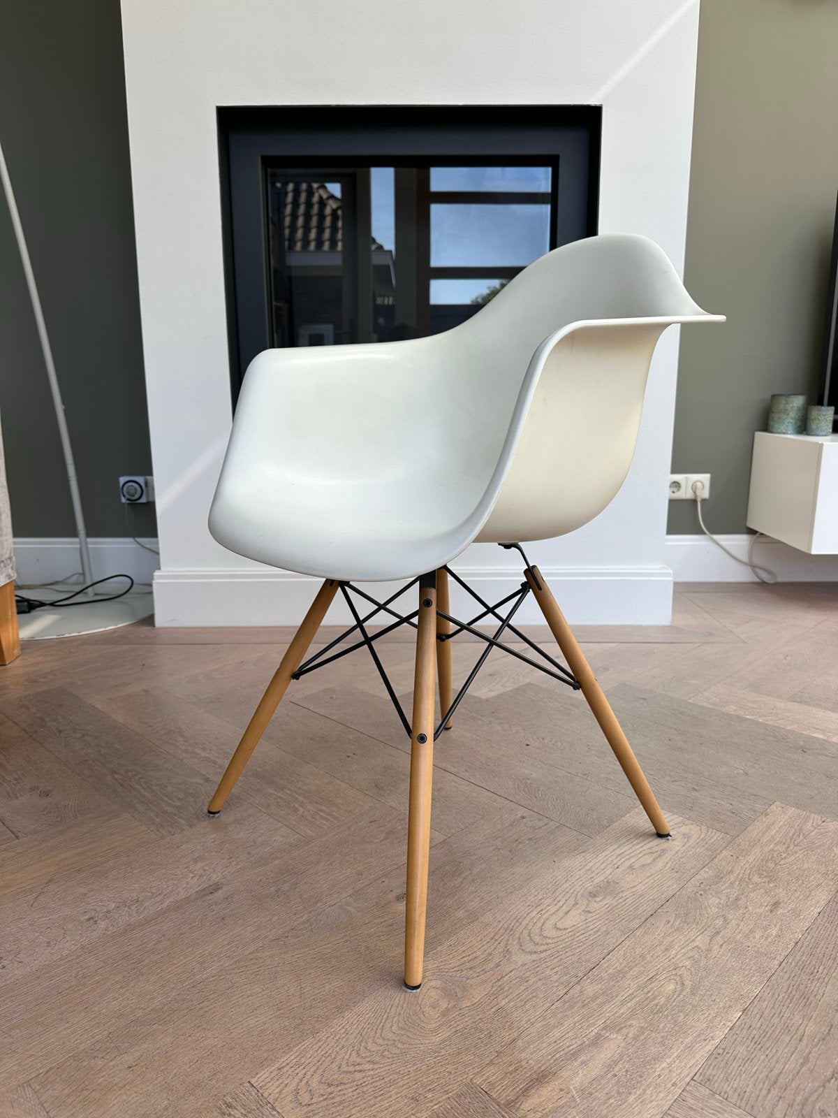2 originele Vitra Armchairs - Eames Plastic Armchair DAW, Huis en Inrichting, Stoelen, Ophalen, Wit, Zo goed als nieuw, Eén