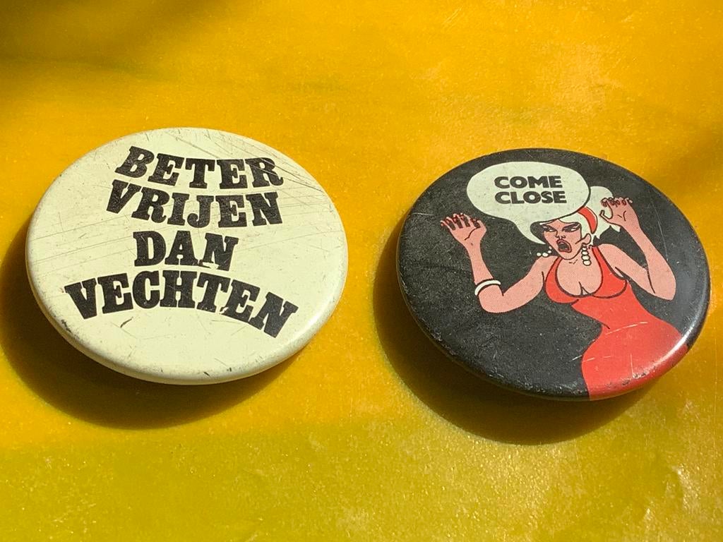 2 buttons speldjes uit de jaren 60, Verzamelen, Ophalen of Verzenden, Gebruikt, Overige onderwerpen, Button