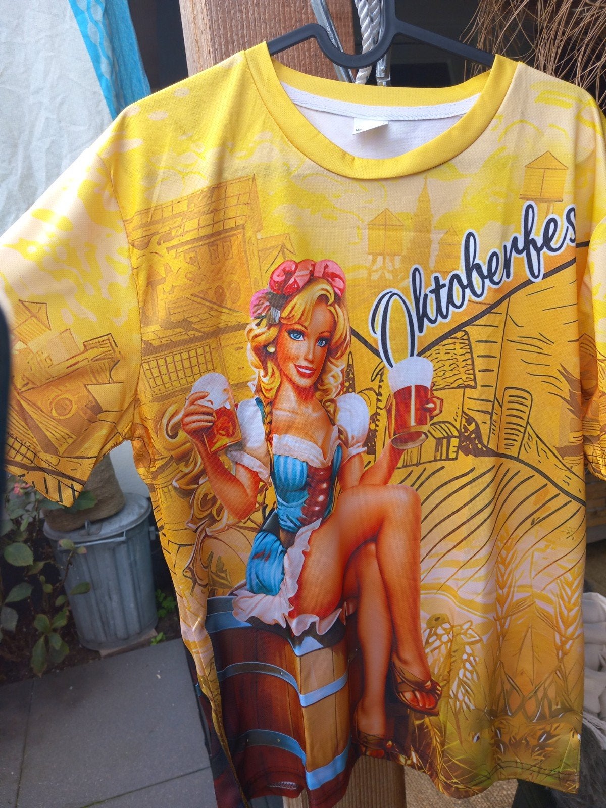 Oktoberfest T-shirt met pin-up dame - 2 stuks, Ophalen of Verzenden, Gedragen, Maat 48/50 (M), Geel