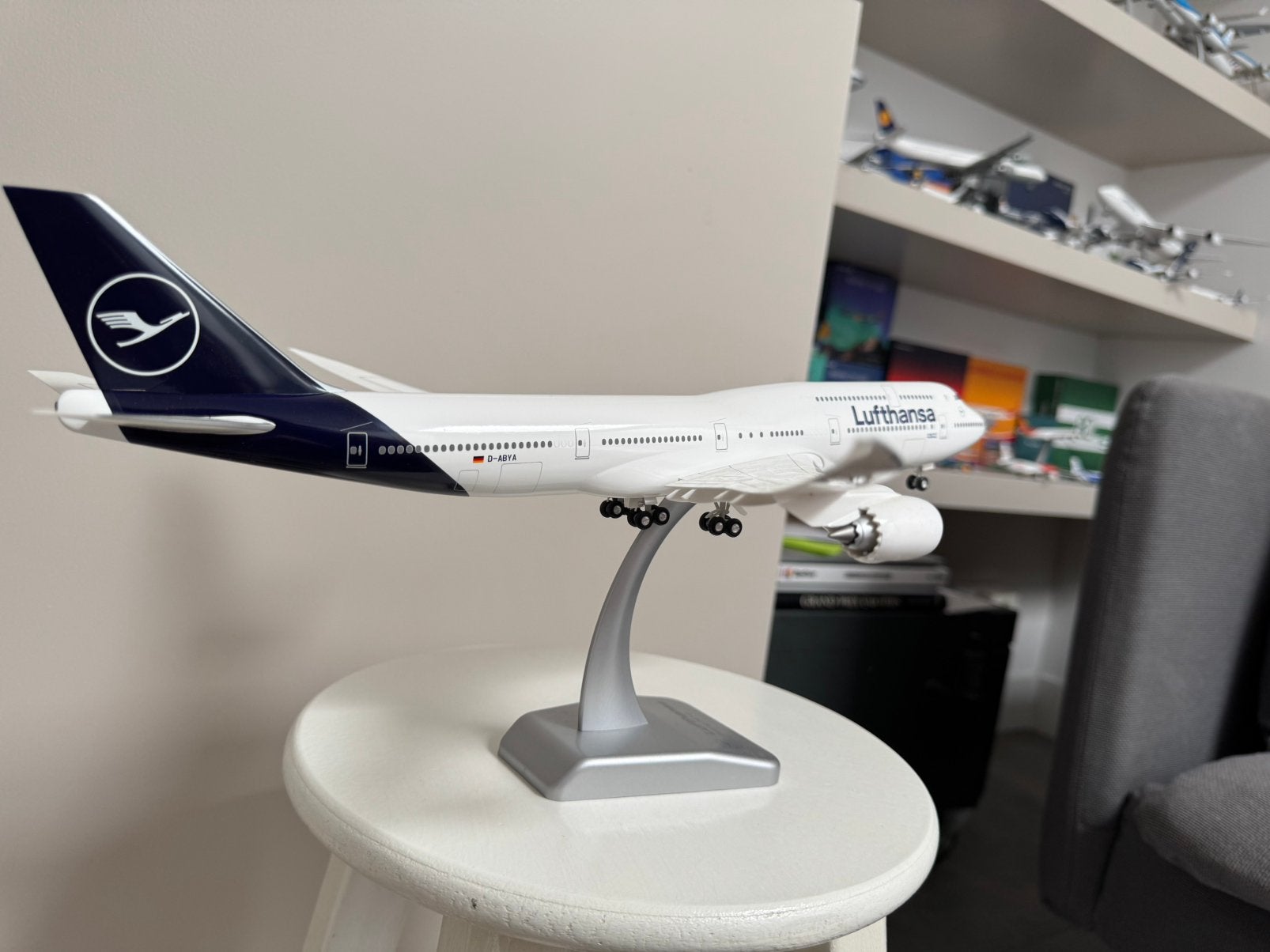 Lufthansa B747-8 schaal 1:200 met landingsgestel en standaar, Ophalen of Verzenden, Zo goed als nieuw