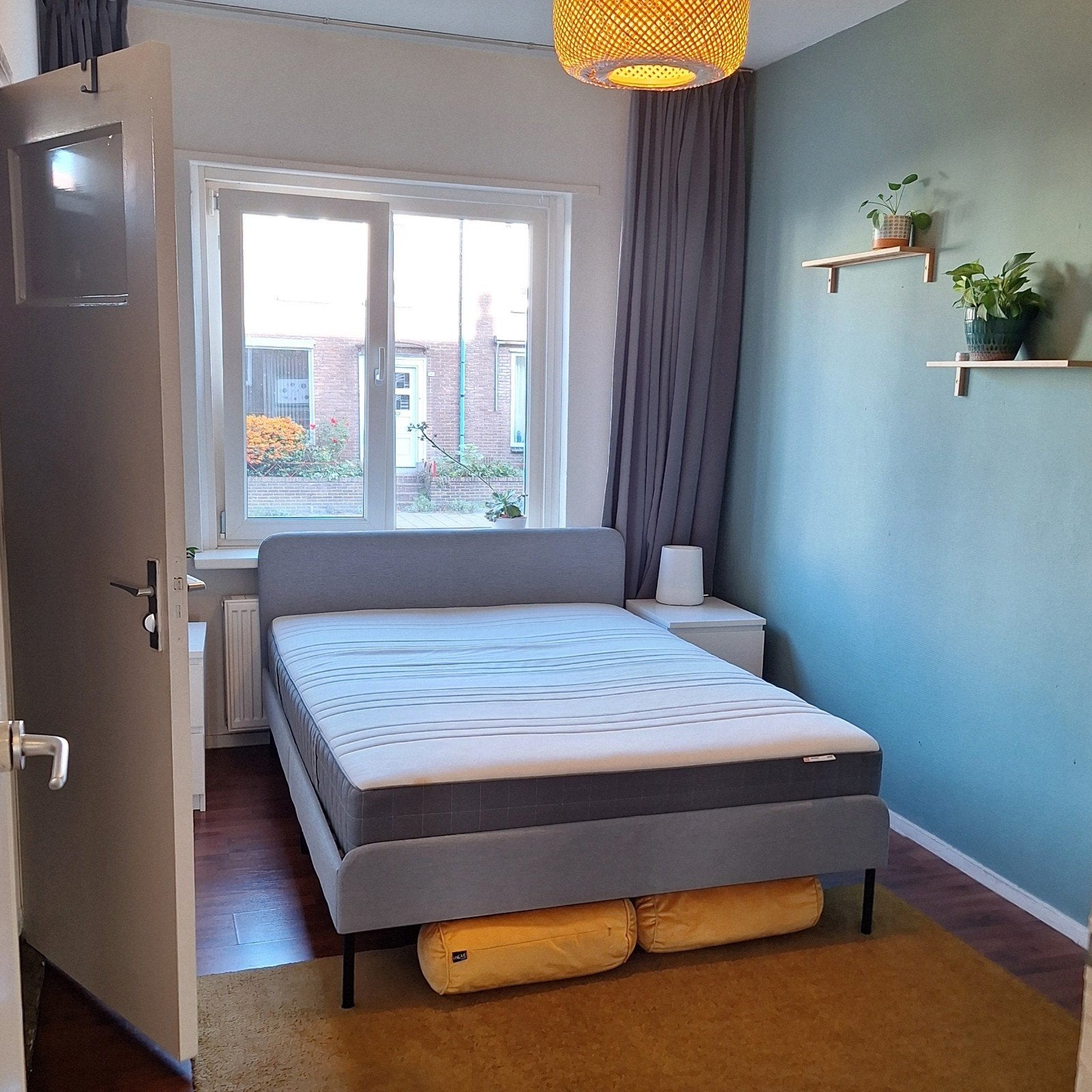 Ikea slattum bed met matras, Huis en Inrichting, Slaapkamer | Bedden, Ophalen, Tweepersoons, 140 cm, Zo goed als nieuw