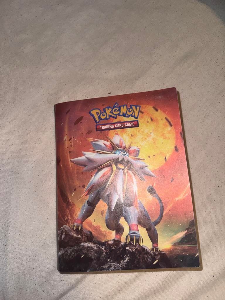 Pokémon Kaartenmap Solgaleo & Lunala - Zo goed als nieuw, Ophalen of Verzenden, Zo goed als nieuw, Overige typen