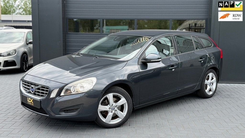 Volvo V60 1.6 T3 Kinetic Automaat|Cruise|Navi, Gebruikt, 4 cilinders, 150 pk, 1451 kg