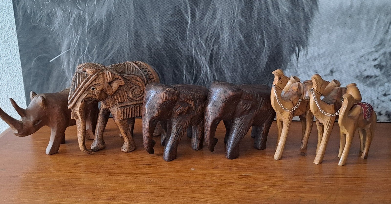 Houten dierenbeeldjes: neushoorn, olifanten, kamelen, Ophalen of Verzenden, Gebruikt, Beeldje of Figuurtje