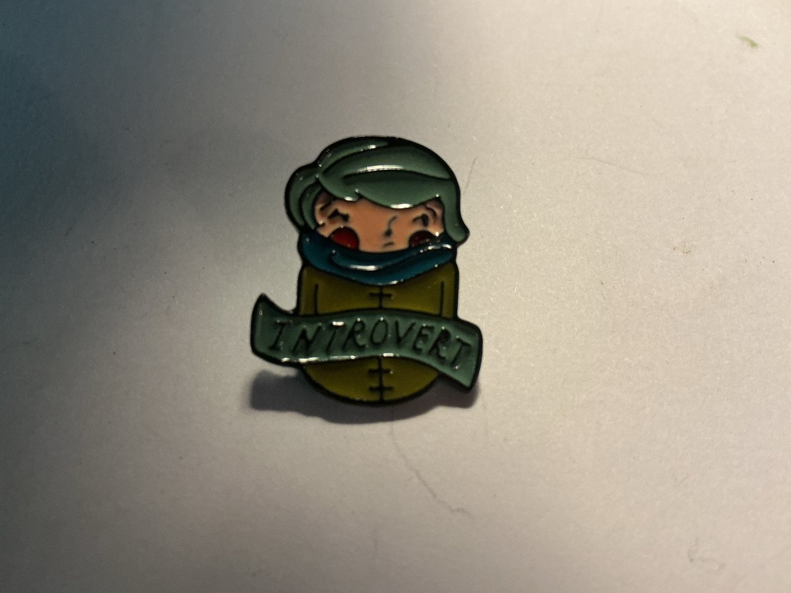 Introvert Pin - Leuke Speld voor Kleding of Tas giro 555, Ophalen of Verzenden, Nieuw, Overige onderwerpen, Speldje of Pin