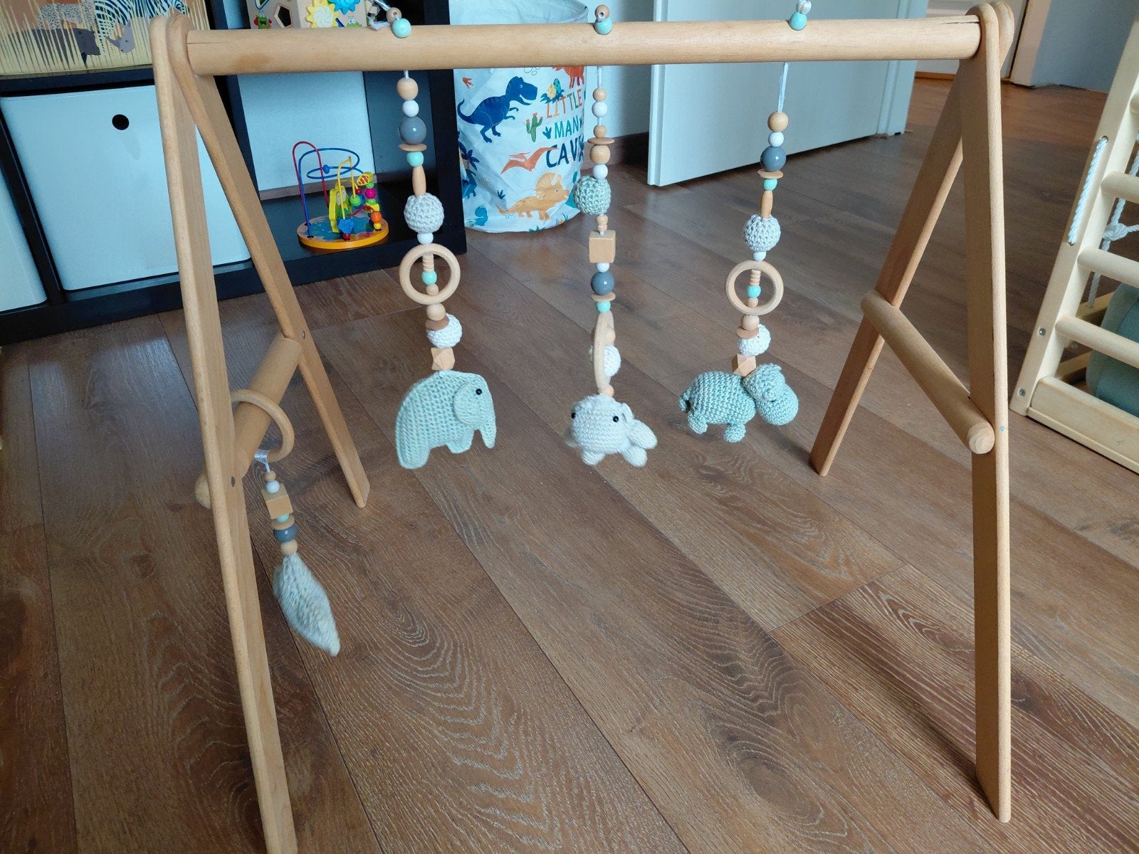 Houten babygym met gehaakte speeltjes, Kinderen en Baby's, Speelgoed | Babyspeelgoed, Ophalen, Gebruikt, Babygym