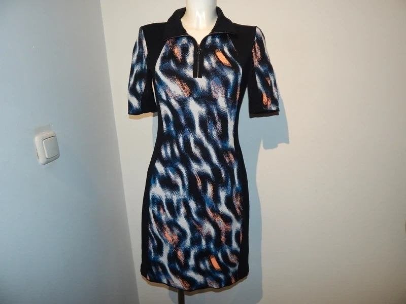 Marccain jurk kleurrijk design apart rits hals en kraagje N4
