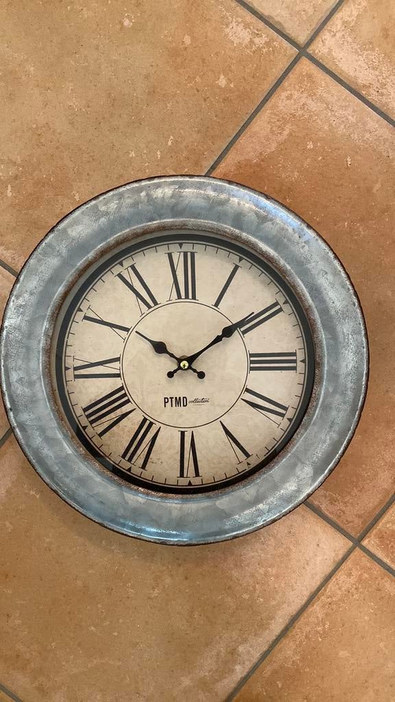 Wandklok zink diameter 31cm PTMD, Ophalen, Zo goed als nieuw, Wandklok