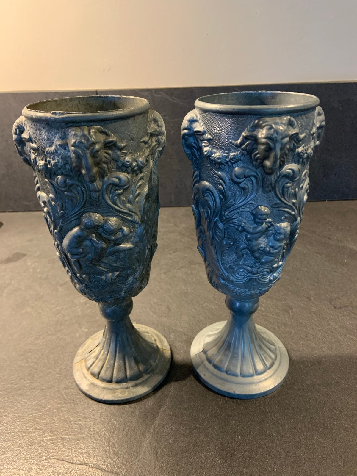 Twee authentieke tinnen kelken met middeleeuwse decoratie, Antiek en Kunst, Antiek | Tin, Ophalen