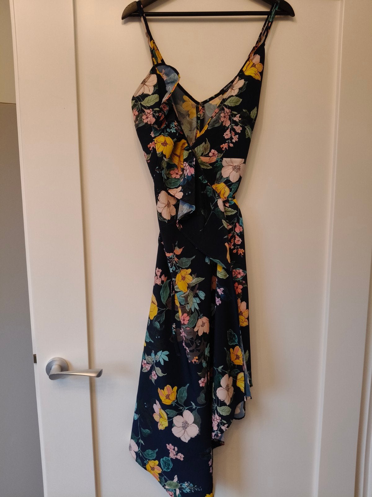 Bershka bloemenjurk met ruches en asymmetrische zoom, Meerkleurig, Maat 42/44 (L), Zo goed als nieuw, Onder de knie