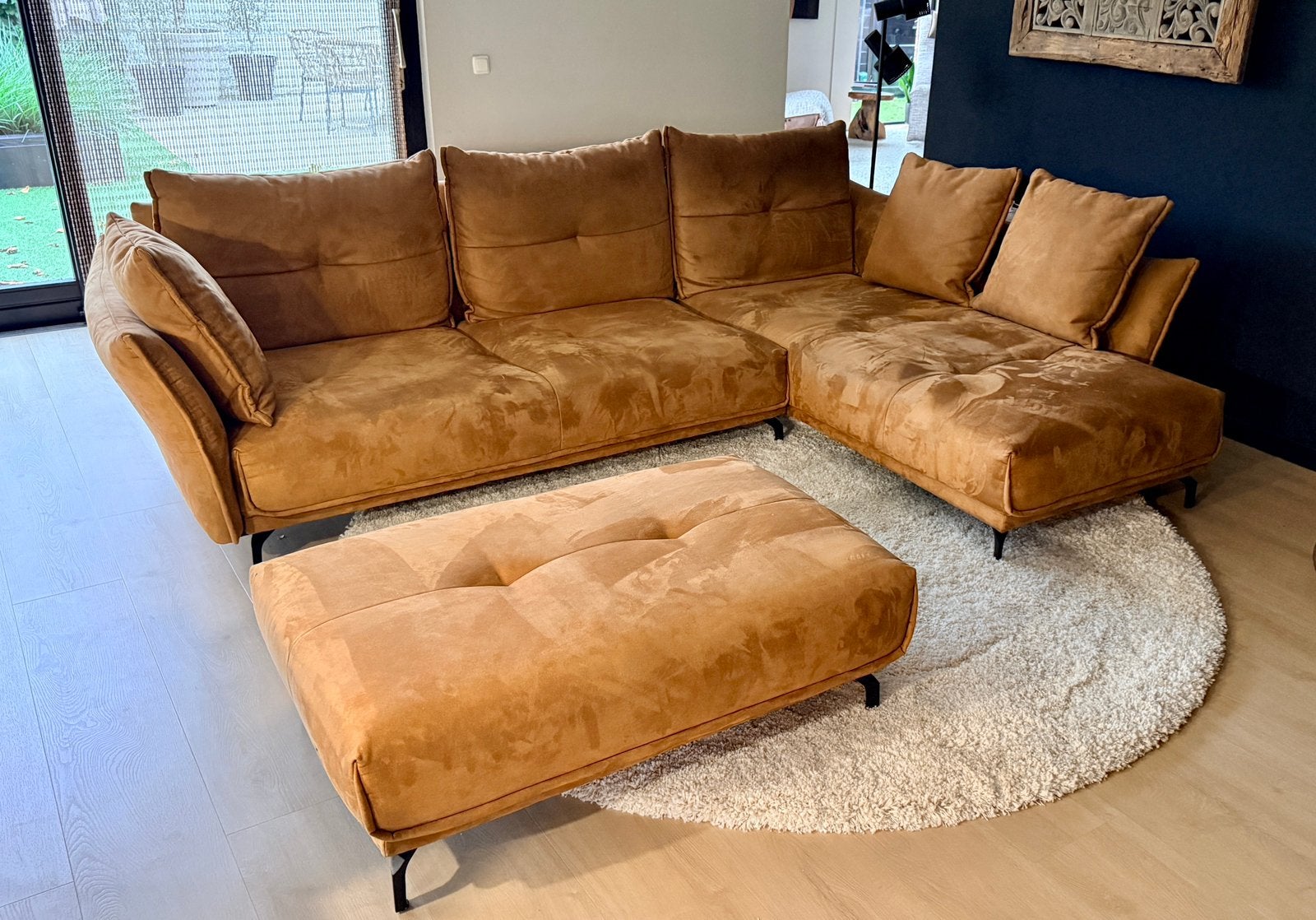 Albi hoekbank met longchair en hocker in warm oker, Huis en Inrichting, Ophalen, Gebruikt, Stof, Modern