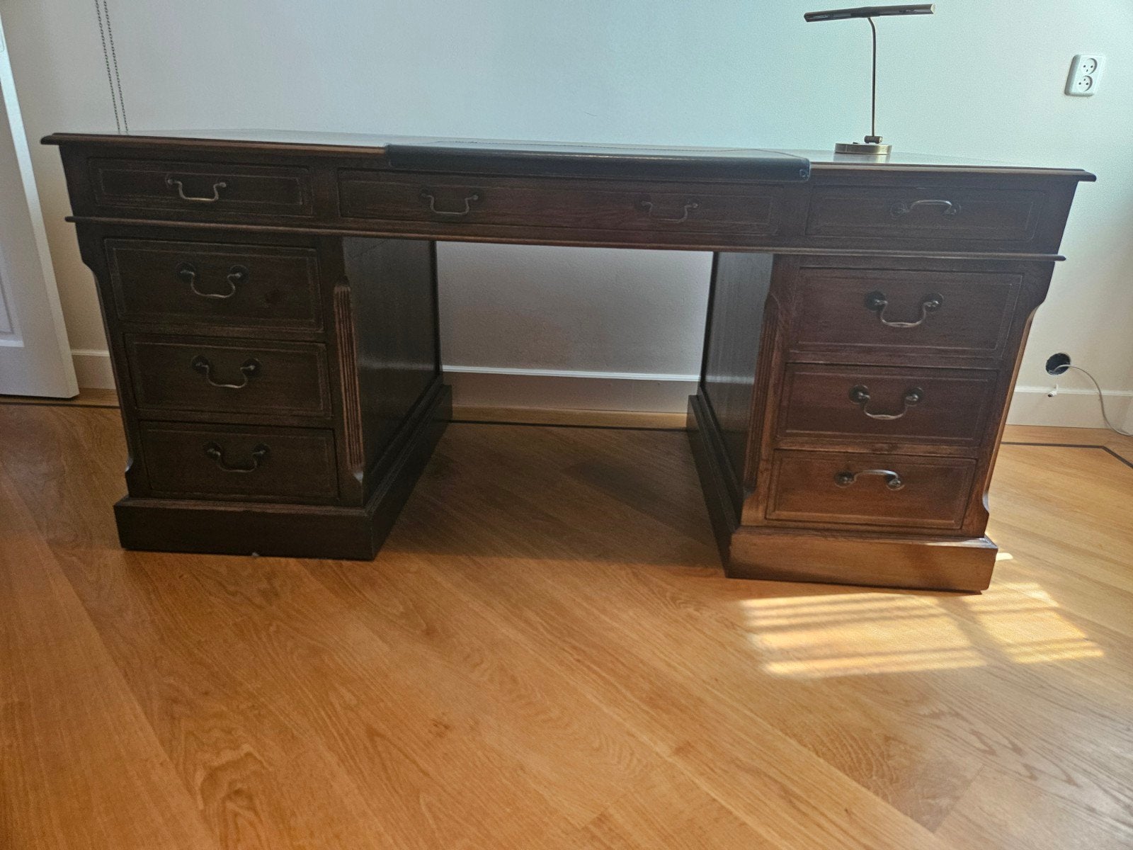 Klassiek Engels Chesterfield Bureau met Zwarte Bies, Ophalen, Met lades, Hout, Bruin