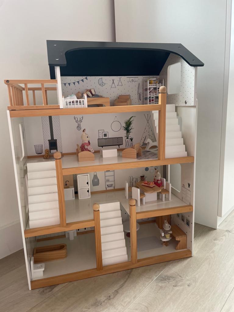 Poppenhuis hout Petite Amélie inclusief Sylvanian Families, Ophalen, Zo goed als nieuw