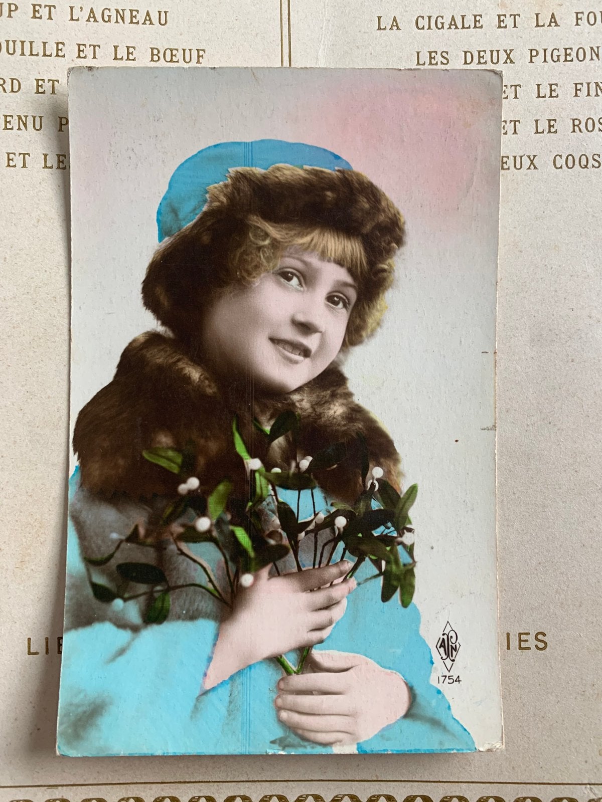 14-11-1923 Meisje in blauwe jas met maretak (ME), Ophalen of Verzenden, 1920 tot 1940, Gelopen, Kinderen